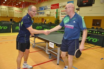 Gerd Wagner (l.) empfängt die Glückwünsche von Peter Maier! (Quelle: TTTV)