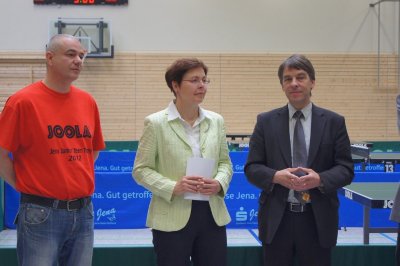 Die Thüringer Sportministerin Heike Taubert umrahmt vom Jenaer OB Dr. Albrecht Schröter und SCHOTT-Abteilungsleiter Andreas Amend bei der Eröffnung!