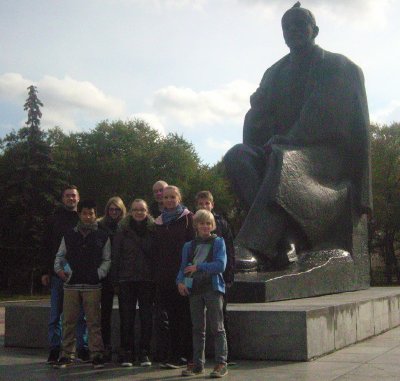 Die Jenaer Delegation vor dem Lenindenkmal in Abakan!